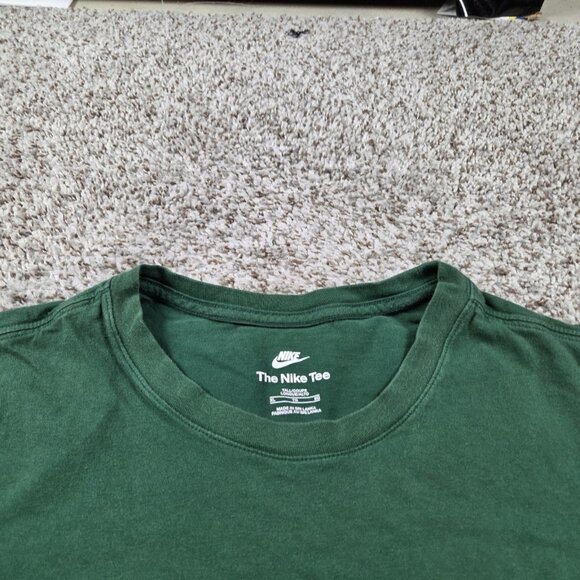 Nike Sportswear T-Shirt Mens XL Green Burgundy Red Swoosh Short Slv Holiday Read - Picture 2 of 7